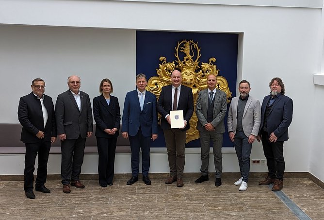 Gemeinsam m&ouml;chten sie in ihren Th&uuml;ringer St&auml;dten die Innenst&auml;dte beleben und dabei voneinander lernen (v.l.n.r.): R&uuml;diger Eisenbrand, Rald Hauboldt, Ann-Kristin Zabel-Fr&ouml;hlich, Matthias Strejc, Steffen Grimm, Ulf Zillmann, Matthias Reinz und Ingo Wachtmeister. (Foto: Stadt M&uuml;hlhausen)