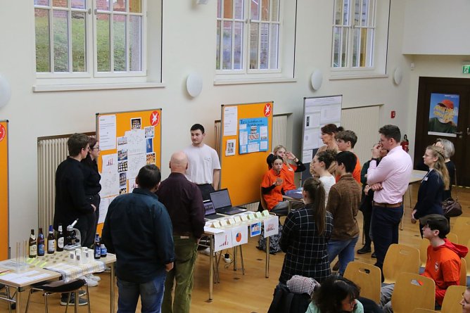 Wieso, Weshalb, Warum? - die Forscher m&uuml;ssen ihre Experimente und Erkenntnisse der Jury vorstellen (Foto: agl)