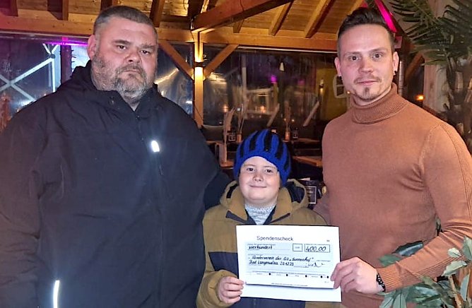 Tobias Benich vom F&ouml;rderverein (l.) mit Gordon Keiling bei der Scheck&uuml;bergabe (Foto: Petra Kalesse)