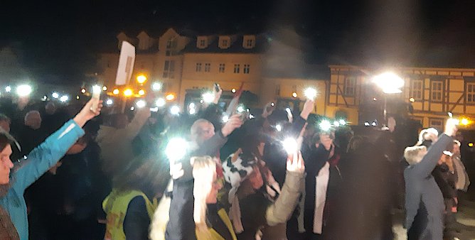 Kundgebungsteilnehmer vor der B&uuml;hne (Foto: H.Kuhnert)