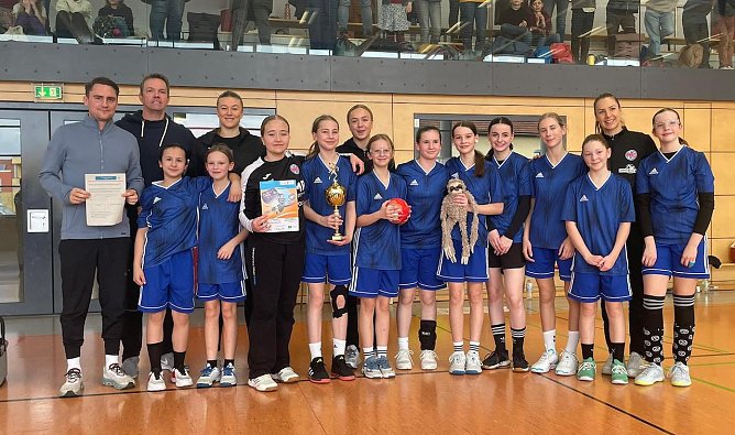 Die erfolgreichen M&auml;dels des Salza-Gymnasiums mit ihrem Coach Christian Heim (Foto: M.Fromm)