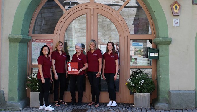 Das Team der Tourist-Information freut sich über die Auszeichnung (Foto: KTL) Das Team der Tourist-Information freut sich über die Auszeichnung (Foto: KTL)