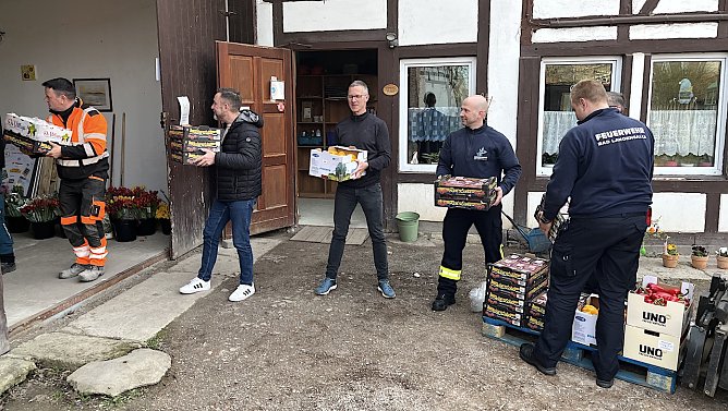 Entladen eines LKWs mit Hilfsg&uuml;tern f&uuml;r die Bad Langensalzaer Tafel (Foto: uhz)