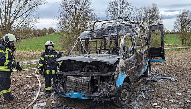 Kleinbus brannte bei Rockensu&szlig;ra vollkommen aus (Foto: Silvio Dietzel)