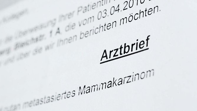 Arztbrief (Symbolbild) (Foto: Tobias Schwerdt, Krebsinformationsdienst, DKFZ)