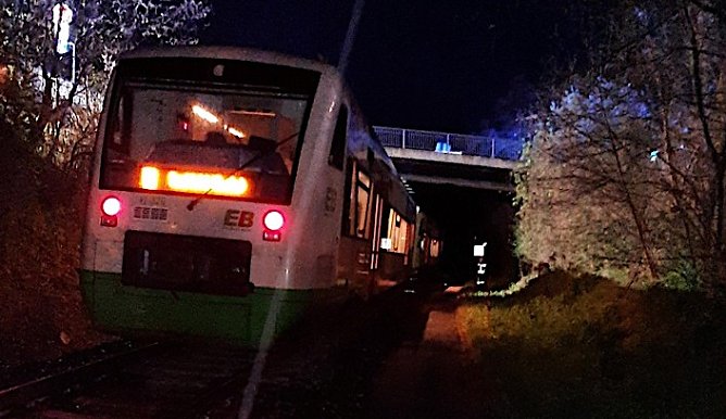 Besch&auml;digter Treibwagen nach Attacke auf die Gleise (Foto: Bundespolizeiinspektion)