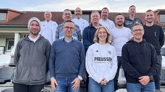 Alt und jung in trauter Eintracht &uuml;f den FSV Preu&szlig;en: Der neue Vorstand im Gruppenbild (Foto: oas)