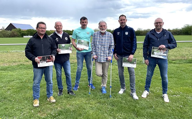 Landrat Harald Zanker (Foto 3.v.re) &uuml;berreichte einen Scheck &uuml;ber 4.000 Euro f&uuml;r den Nachwuchssport im Unstrut Hainichkreis  (Foto: Jessica D&ouml;ring )