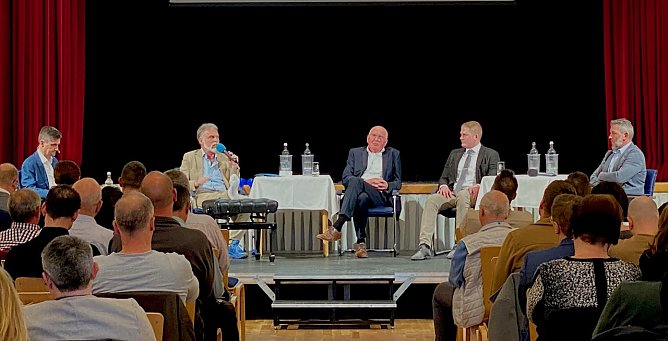 Podiumsdiskussion mit den Kandidaten der Landratswahl 2024 im KKZ in Bad Langensalza, v.li.n.re. amt. Landrat Harald Zanker (SPD); Hans Joachim Roth (CDU); Christopher Dr&ouml;&szlig;ler (AfD); Thomas Ahke (Freie W&auml;hlergemeinschaft). Foto links au&szlig;en Moderator Eric Marr (Foto: Eva Maria Wiegand)