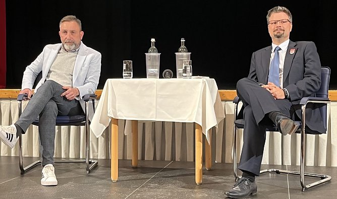 Anspannung vor dem Duell: B&uuml;rgermeister Matthias Reinz (l.) und Herausforderer Patrick Kosiol (Foto: oas)