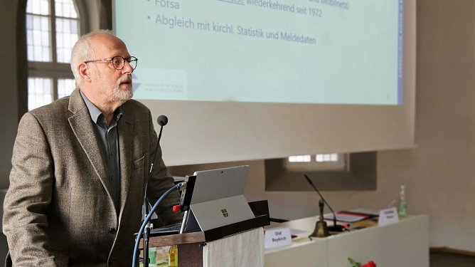 Oberkirchenrat Christian Fuhrmann erl&auml;utert die Ergebnisse der 6. Kirchenmitgliedschaftsuntersuchung (Foto: Evangelischer Kirchenkreis M&uuml;hlhausen)