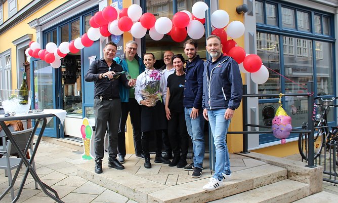 Sektempfang zur Er&ouml;ffnung: Eiscaf&eacute; Gelato ging heute in Betrieb (Foto: oas)
