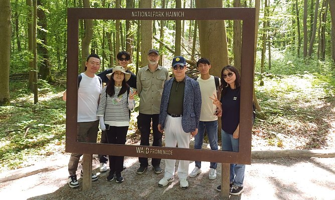 Besuch aus Südkorea im Nationalpark (Foto: Cornelia Otto-Albers) Besuch aus Südkorea im Nationalpark (Foto: Cornelia Otto-Albers)