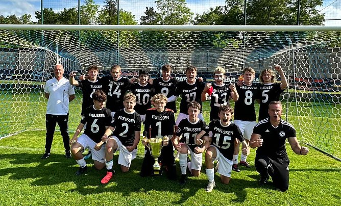 Erfolgreiche Preu&szlig;en-Mannschaft mit dem begehrten Pott in der Mitte (Foto: FSV Preu&szlig;en)