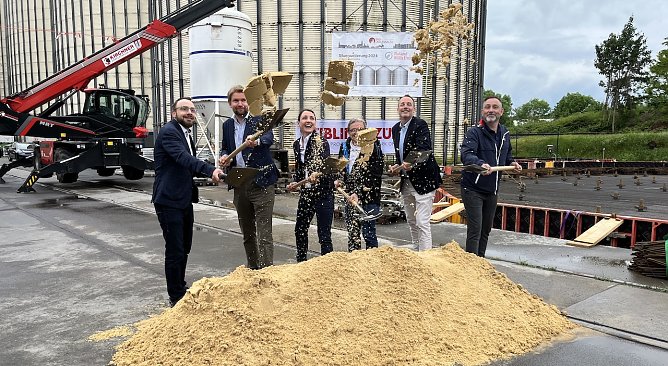 Übermütiger Spatenstich nach beispielhafter Projektarbeit (Foto: oas) Übermütiger Spatenstich nach beispielhafter Projektarbeit (Foto: oas)