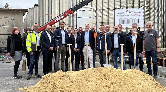 Bauherren der Roland Mills United, Planer und Architekten, Bauausf&uuml;hrende der Firma Z&Uuml;GLIN und die Verwaltungsspitze von Bad Langensalza beim Spatenstich (Foto: oas)