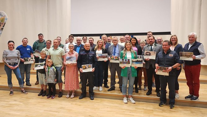 30.000 EUR zur Unterstützung der Vereine (Foto: Pressestelle Landratsamt) 30.000 EUR zur Unterstützung der Vereine (Foto: Pressestelle Landratsamt)