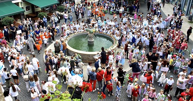 Vor dem Brunnen (Foto: Eva Maria Wiegand)