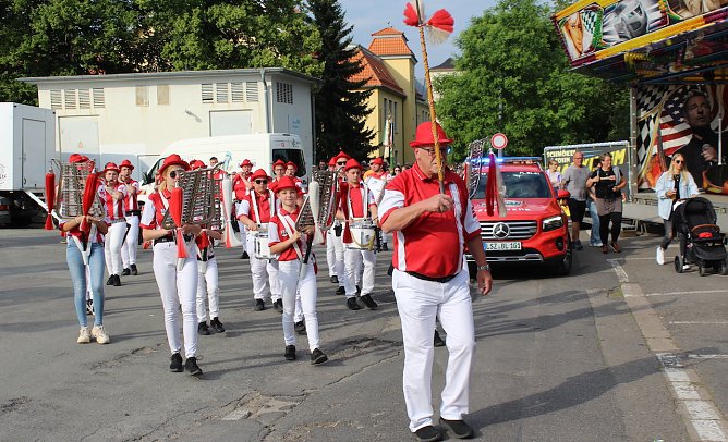 Der Bad Langensalzaer Spielmannszug erreicht den Jahnplatz (Foto: emw) Der Bad Langensalzaer Spielmannszug erreicht den Jahnplatz (Foto: emw)