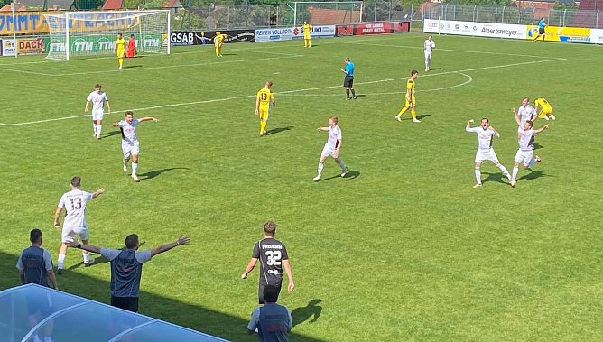 Dank Dome Finger (3. Preu&szlig;e von links) fuhr der FSV einen weiteren Ausw&auml;rtssieg in Sondershausen ein (Foto: M.Fromm)