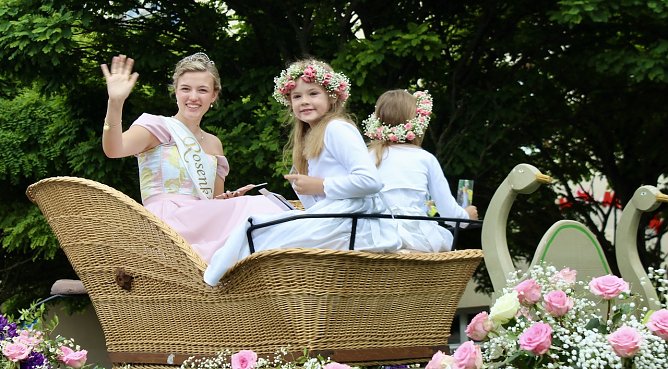 Bad Langensalzas neue Rosenk&ouml;nigin Maxima gr&uuml;&szlig;t von ihrer Kutsche (Foto: Eva Maria Wiegand)