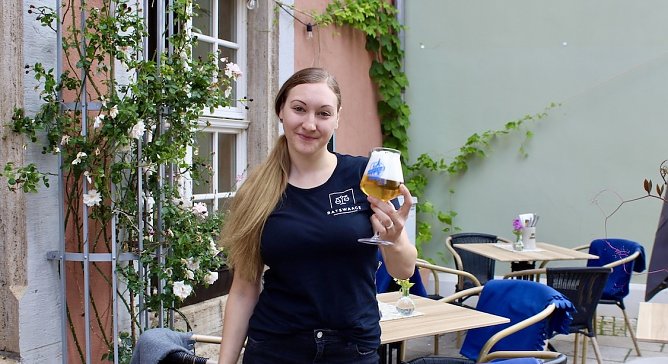 Nat&uuml;rlich geh&ouml;rt zu einem spannenden Spiel auch das eine oder andere z&uuml;nftige Dreit&uuml;rme-Bier dazu (Foto: Eva Maria Wiegand)