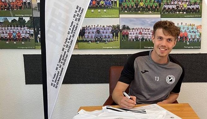 Nico Pawlak unterschreibt seinen Vertrag in Bad Langensalza (Foto: FSV Preu&szlig;en)