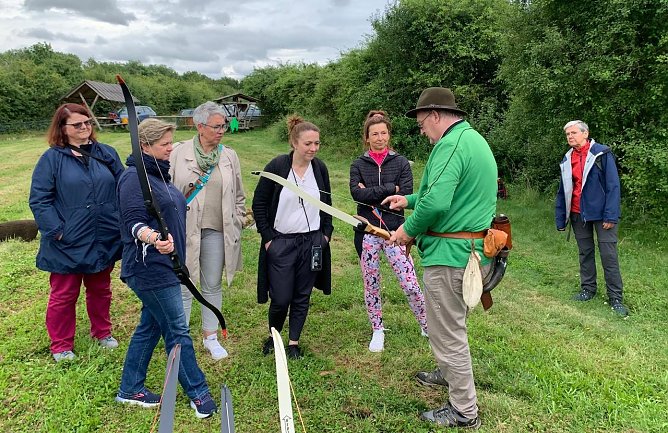 Die G&auml;stef&uuml;hrer lassen sich in die Kunst des Bogenschiessens einf&uuml;hren (Foto: C.Kosiol)