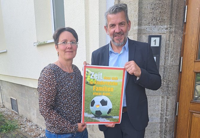 Katrin Konrad vom Verband Kinderreicher Familien Th&uuml;ringenund Landrat Thomas Ahke (Foto: Landratsamt UH)