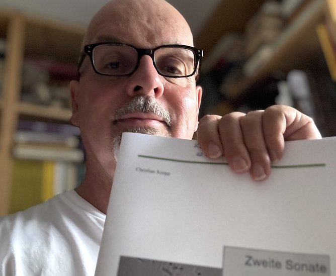 Christian Kropp mit seiner neuen Sonate (Foto: privat)