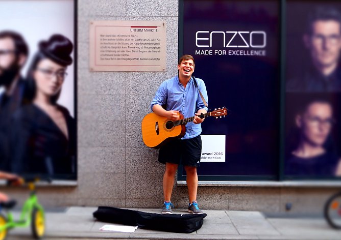Der Stra&szlig;enmusiker Peter freut sich schon auf die Langensalzaer Marktstra&szlig;e (Foto: Agentur)