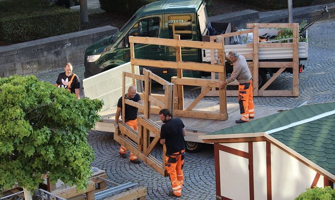 Es wird wider geschraubt, gehobelt und ges&auml;gt. Hier auf dem T&ouml;pfermarkt gestern Morgen (Foto: Eva Maria Wiegand)