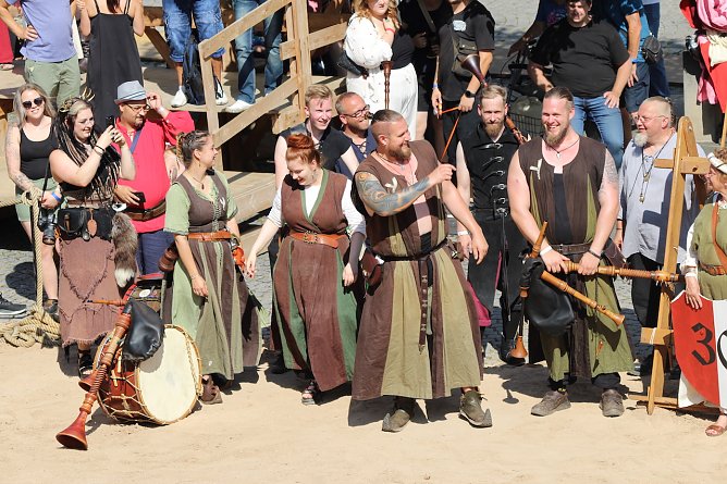 Es geht wieder los! Eröffnungsfeier auf dem Töpfermarkt (Foto: Eva Maria Wiegand) Es geht wieder los! Eröffnungsfeier auf dem Töpfermarkt (Foto: Eva Maria Wiegand)