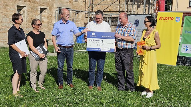 Symbolischer Scheck wurde übergeben (Foto: Regina Englert) Symbolischer Scheck wurde übergeben (Foto: Regina Englert)