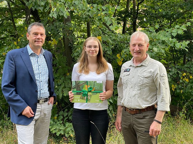 Die neue Commerzbank-Umweltpraktikantin im Nationalpark Hainich, Pauline Gr&auml;bed&uuml;nkel, mit Stefan Koch, dem Leiter der Commerzbank-Beratungsfiliale M&uuml;hlhausen, und Nationalparkleiter R&uuml;diger Biehl (rechts) (Foto: Nationalpark-Verwaltung Hainich)