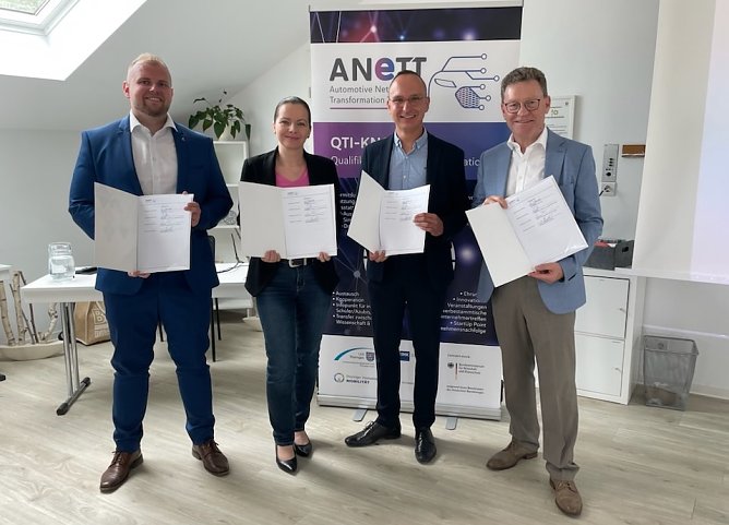 v.l.n.r.: Lukas Schiffner (LEG), Sabine Arnold (IHK Erfurt), Jeremi Schmalz (Unstrut-Hainich-Kreis), J&uuml;rgen Dawo (WaldResort Hainich). (Foto: &copy;IHK Erfurt)