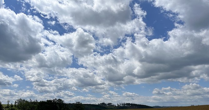 Dicht bewölkt, kühl und regnerisch präsentiert sich der Feiertag (Foto: oas) Dicht bewölkt, kühl und regnerisch präsentiert sich der Feiertag (Foto: oas)