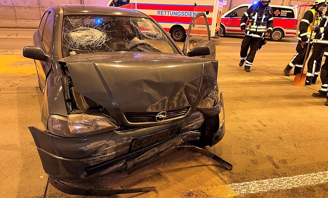 Unfall im Autobahntunnel (Foto: Autobahnpolizei)