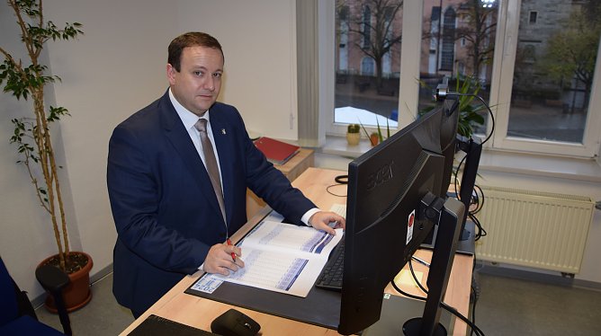 B&uuml;rgermeister Steffen Liebend&ouml;rfer � hier in seinem B&uuml;ro � geht den Zahlen des Zensus 2022 auf den Grund.  (Foto: &copy; Stadt Eisenach/ Ulrike M&uuml;ller)