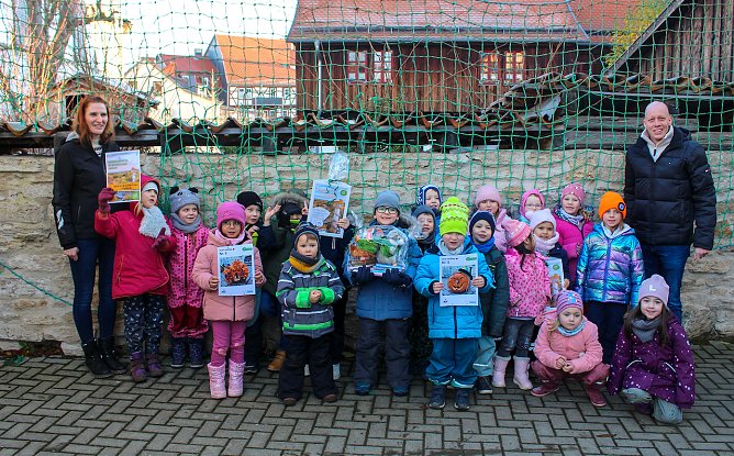 Diana Ludwig (links) und Michael Zilling (rechts) vom Baumkronenpfad gratulier- ten den Kindern der Kita Salzaknirpse zum 1. Platz im K&uuml;rbiswettbewerb. (Foto: &copy; KTL Kur und Tourismus Bad Langensalza GmbH, Stefanie K&ouml;nig)