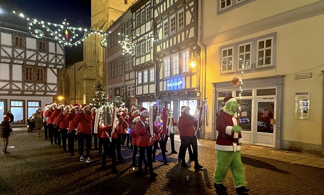 Einmarsch des Spielmannszugs in die historische Innenstadt (Foto: oas)