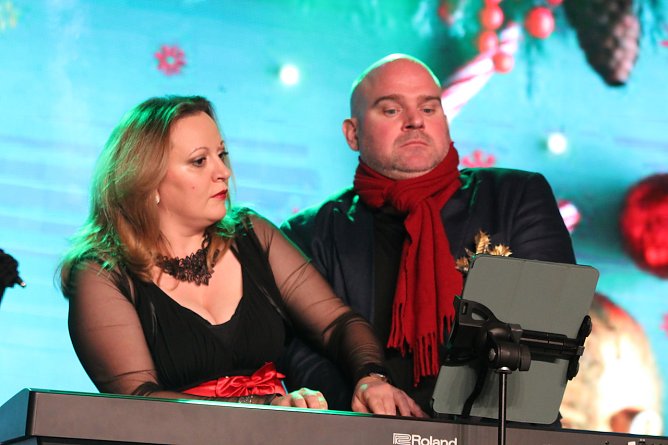 Rosalina Genchev und David Stanley Johnson spielten vierh&auml;ndig am Piano und unterhielten das Publikum mit ihrem virtuosen Spiel und ihrem mitrei&szlig;enden Humor (Foto: Eva Maria Wiegand)