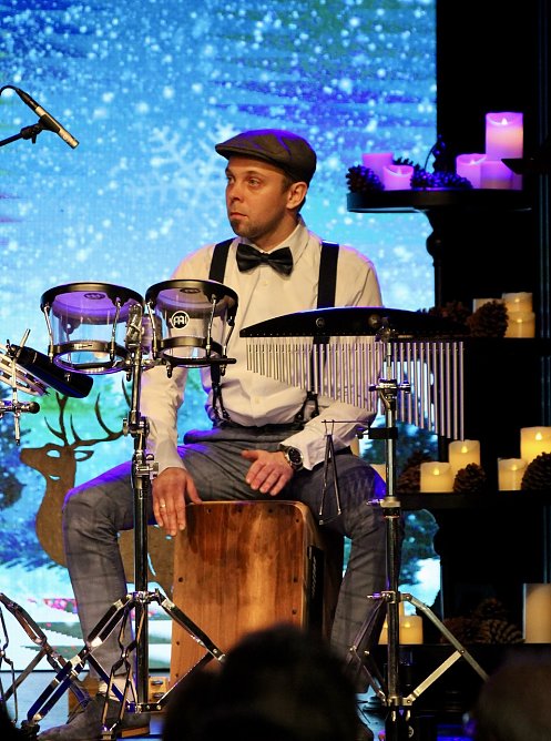 Tobias Ra&szlig;bach, neu in Ensemble des Tenortrios, begleitete mit seinen Percussionsinstrumenten das Weihnachtskonzert (Foto: Eva Maria Wiegand)