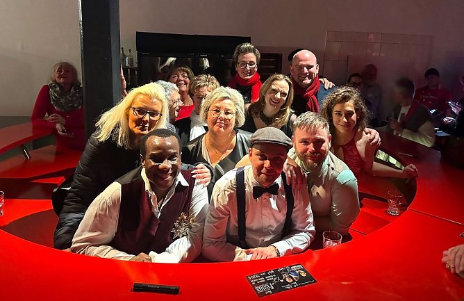 Foto mit dem Ensemble des Tenortrios Fellas und G&auml;sten der Weihnachtskonzertes im Stocksen in Sondershausen (Foto: Steffen Hoffmann)