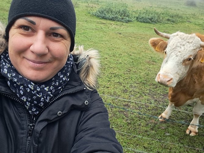 Momentaufnahme: Die neugierige Kuh mit Frau (Foto: Brina Zorn)