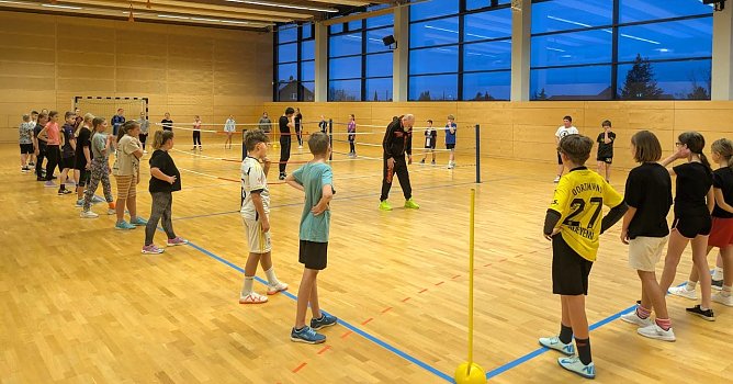 Boxtrainer Lutz Seidenst&uuml;cker mit Sch&uuml;lern der Wiebeckschule (Foto: F.Becker)