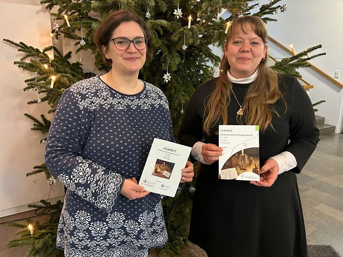 Antje Habke, rechts Stephanie Reinhardt. In den H&auml;nden das gedruckte Gottesdienstheftchen (Foto: Kirchenkreis M&uuml;hlhausen)