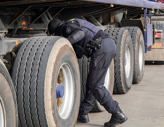 Polizisten kontrollierten Brummis (Foto: Thüringer Polizei) Polizisten kontrollierten Brummis (Foto: Thüringer Polizei)