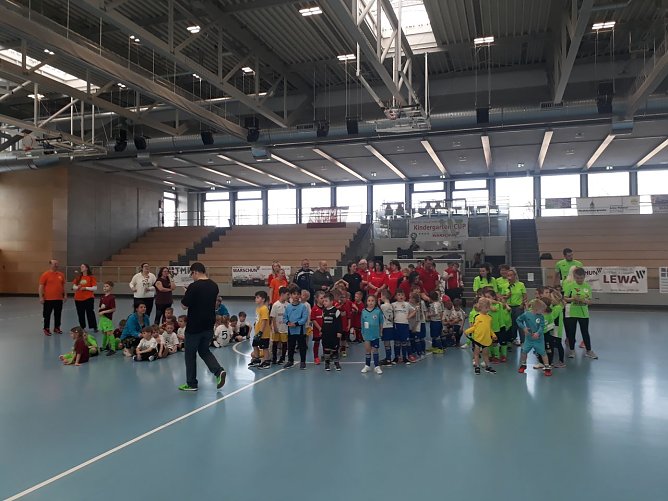 Das Teilnehmerfeld des 24. Carsten-K&auml;lz-Kindergartencups (Foto: Markus Fromm)