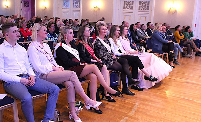 Gleich f&uuml;nf ehemalige und eine aktive Rosenk&ouml;nigin residierten in der ersten Reihe (Foto: Eva Maria Wiegand)